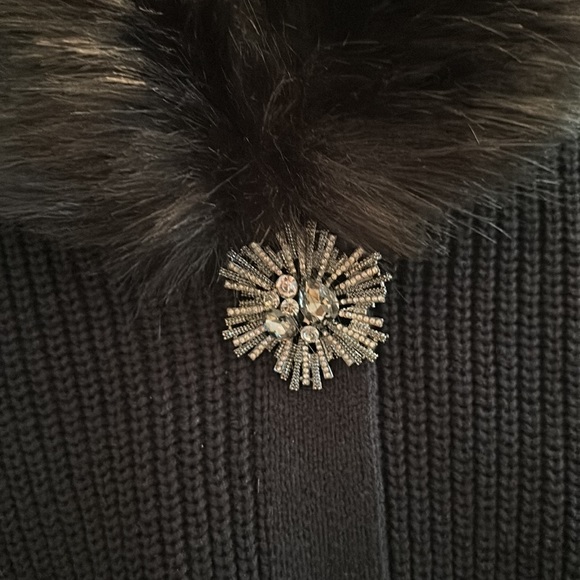 Black ribbed knit sweater with removable faux fur collar - Picture 2 of 5